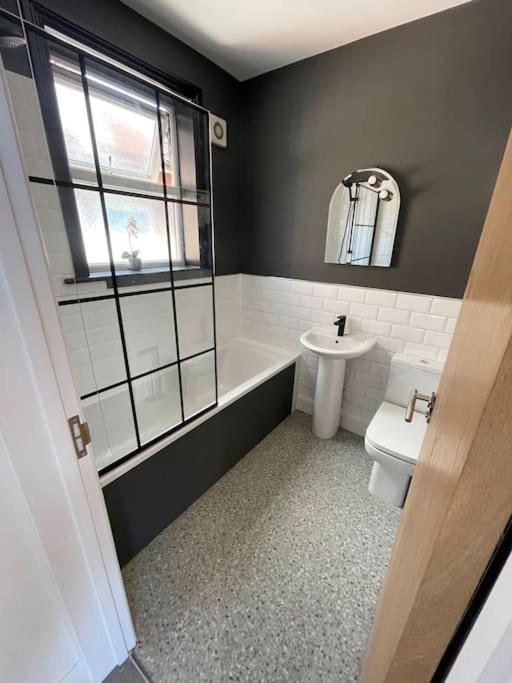 1 Bed Flat With Parking Near Town Centre Lägenhet Emsworth Exteriör bild