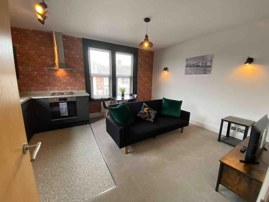 1 Bed Flat With Parking Near Town Centre Lägenhet Emsworth Exteriör bild