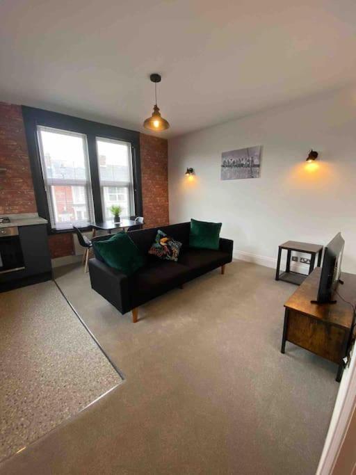 1 Bed Flat With Parking Near Town Centre Lägenhet Emsworth Exteriör bild